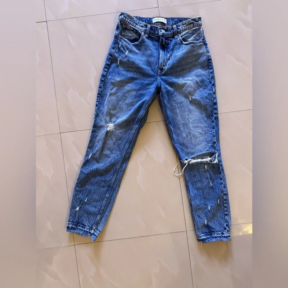 Abercrombie & Fitch The Mom High Rise Blue Jeans Distress Size 28/ 6L Pocket Zip